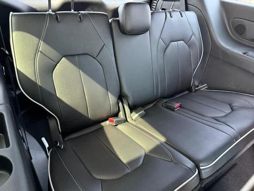 Bright White Clearcoat 2026 Chrysler Pacifica Limited