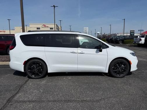 Bright White Clearcoat 2026 Chrysler Pacifica Limited