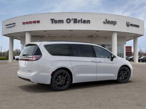 Bright White Clearcoat 2026 Chrysler Pacifica Limited