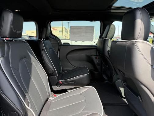 Bright White Clearcoat 2026 Chrysler Pacifica Limited