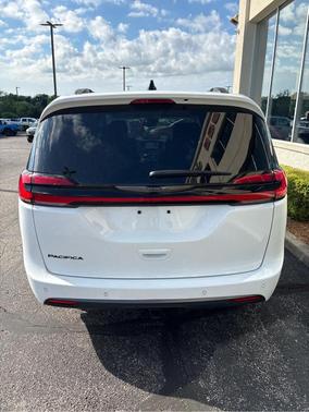 Bright White Clearcoat 2024 Chrysler Pacifica Touring-L