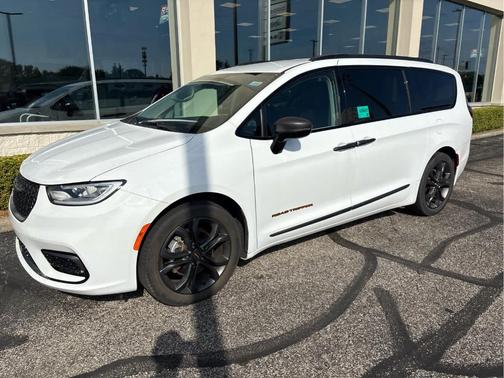 Bright White Clearcoat 2024 Chrysler Pacifica Touring-L
