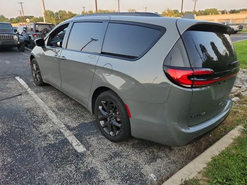 2022 Chrysler Pacifica Touring-L