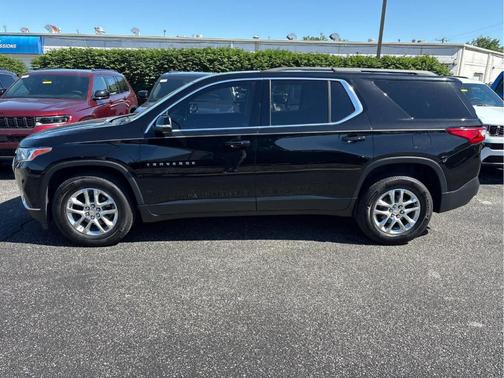 Mosaic Black Metallic 2021 Chevrolet Traverse LT Cloth