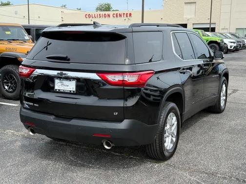 Mosaic Black Metallic 2021 Chevrolet Traverse LT Cloth