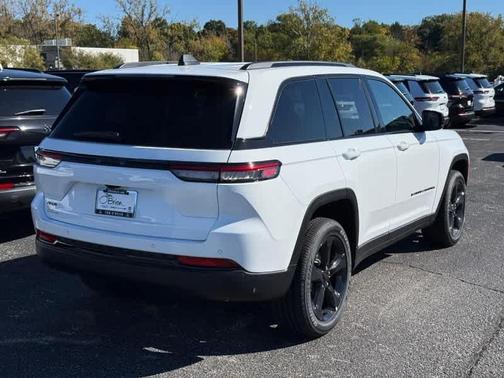 2025 Jeep Grand Cherokee Laredo