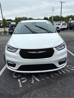Bright White Clearcoat 2024 Chrysler Pacifica Touring-L