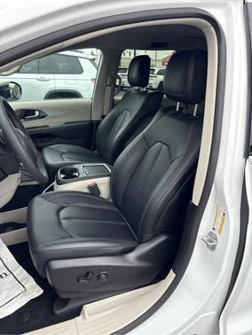 Bright White Clearcoat 2024 Chrysler Pacifica Touring-L