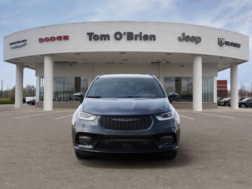 Diamond Black 2026 Chrysler Pacifica Select