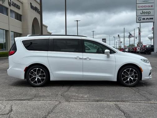2022 Chrysler Pacifica Touring-L