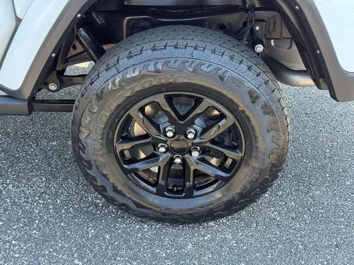 Bright White Clearcoat 2023 Jeep Gladiator Sport