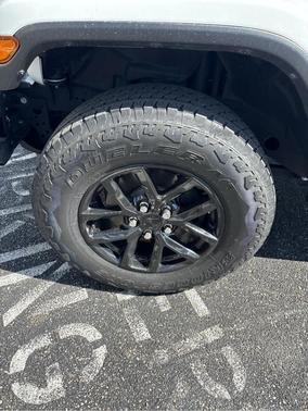 Bright White Clearcoat 2023 Jeep Gladiator Sport