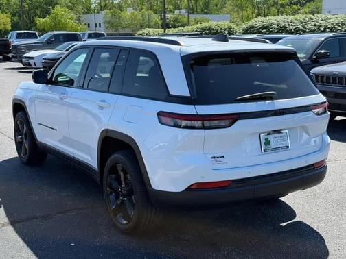 Bright White Clearcoat 2025 Jeep Grand Cherokee Laredo
