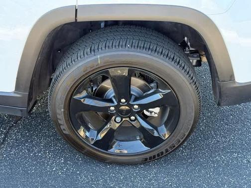 Bright White Clearcoat 2025 Jeep Grand Cherokee Laredo