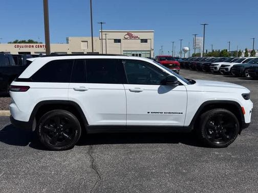 Bright White Clearcoat 2025 Jeep Grand Cherokee Laredo