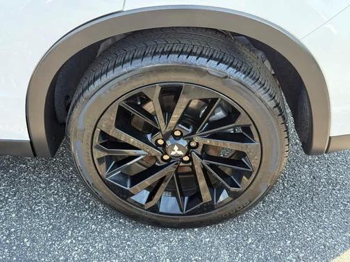 White Diamond 2024 Mitsubishi Outlander SE Black Edition