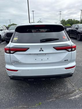 White Diamond 2024 Mitsubishi Outlander SE Black Edition