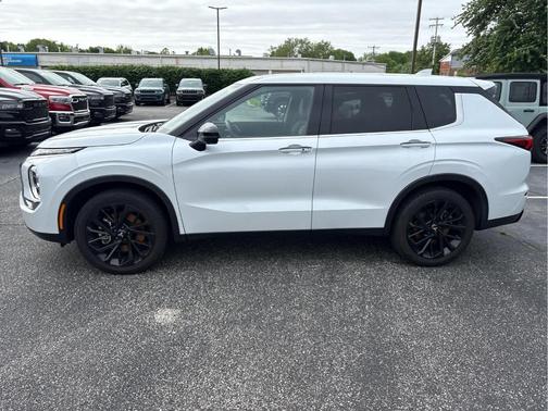 White Diamond 2024 Mitsubishi Outlander SE Black Edition