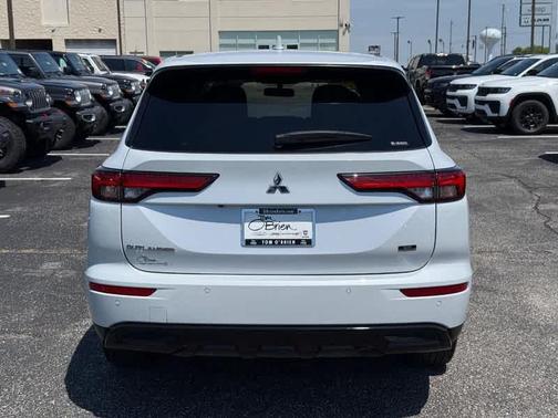 White Diamond 2024 Mitsubishi Outlander SE Black Edition