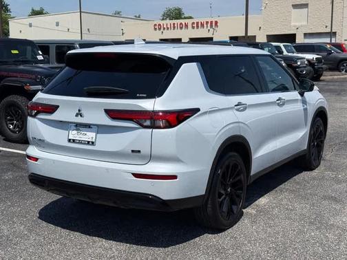 White Diamond 2024 Mitsubishi Outlander SE Black Edition