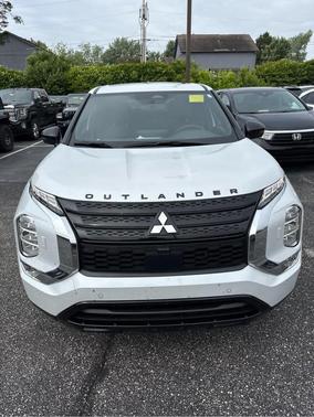White Diamond 2024 Mitsubishi Outlander SE Black Edition