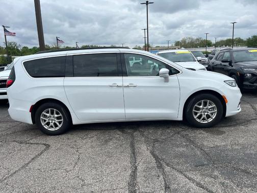 2022 Chrysler Pacifica Touring-L