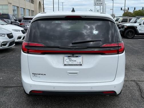 Bright White Clearcoat 2026 Chrysler Pacifica Select