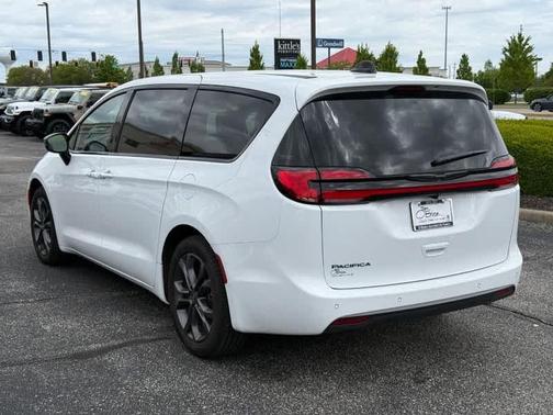 Bright White Clearcoat 2026 Chrysler Pacifica Select