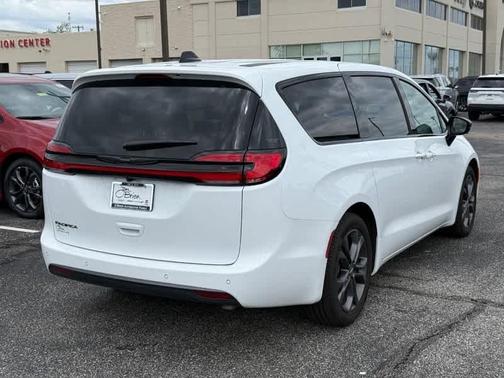 Bright White Clearcoat 2026 Chrysler Pacifica Select