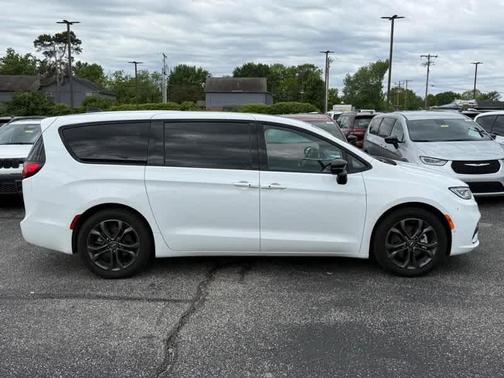 Bright White Clearcoat 2026 Chrysler Pacifica Select