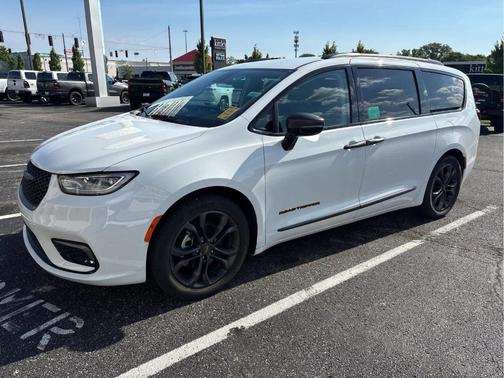 Bright White Clearcoat 2024 Chrysler Pacifica Touring-L