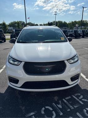Bright White Clearcoat 2024 Chrysler Pacifica Touring-L