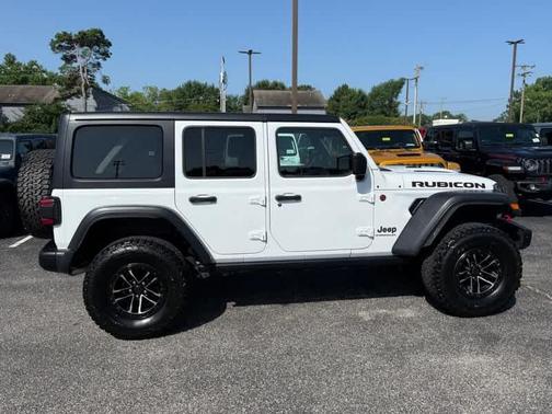 Bright White Clearcoat 2024 Jeep Wrangler Rubicon