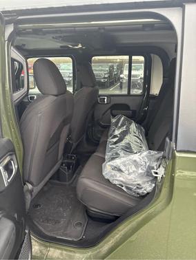 2022 Jeep Gladiator Sport