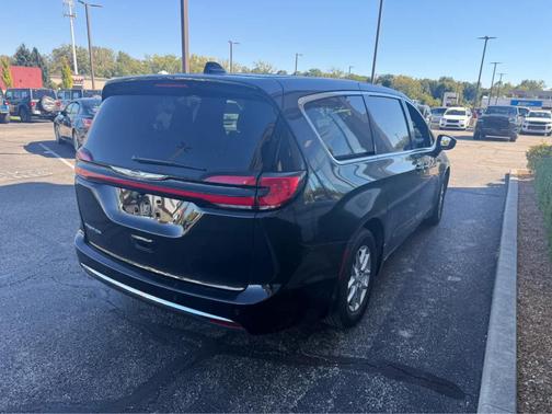Diamond Black 2026 Chrysler Pacifica Select