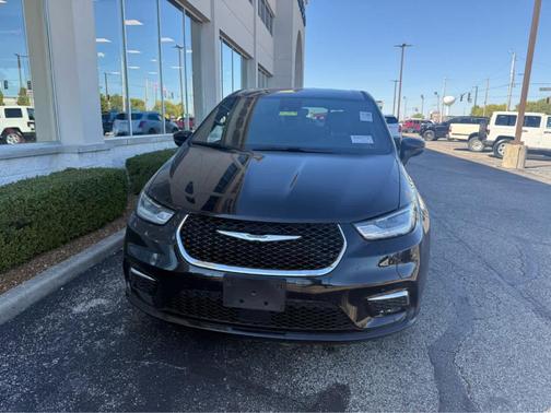 Diamond Black 2026 Chrysler Pacifica Select