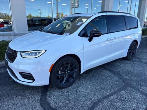 Bright White Clearcoat 2026 Chrysler Pacifica Select