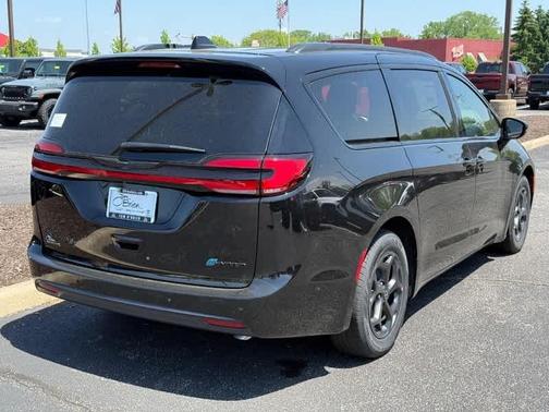 2025 Chrysler Pacifica Hybrid Select