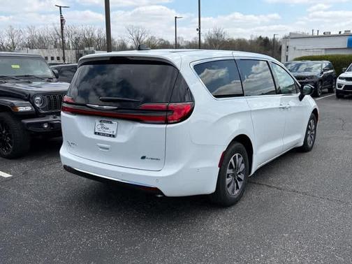 2025 Chrysler Pacifica Hybrid Select