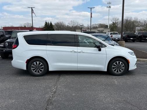2025 Chrysler Pacifica Hybrid Select