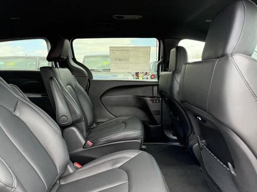 2025 Chrysler Pacifica Hybrid Select