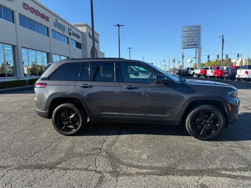 2025 Jeep Grand Cherokee Laredo