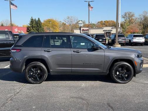 2025 Jeep Grand Cherokee Laredo