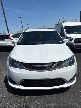 Bright White Clearcoat 2019 Chrysler Pacifica Touring-L