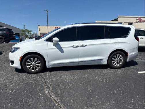 Bright White Clearcoat 2019 Chrysler Pacifica Touring-L