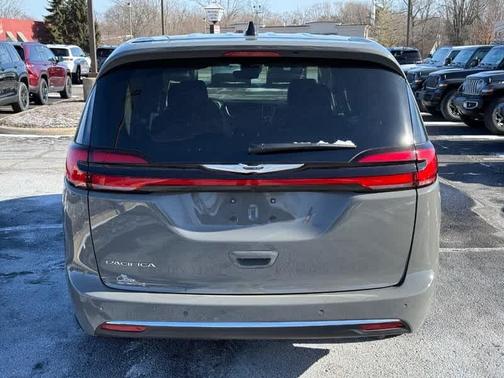 2024 Chrysler Pacifica Touring-L