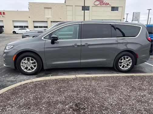 2024 Chrysler Pacifica Touring-L