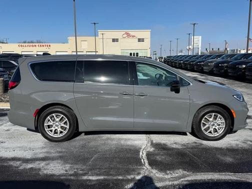 2024 Chrysler Pacifica Touring-L