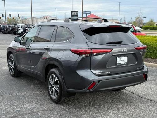 Magnetic Gray Metallic 2021 Toyota Highlander XLE