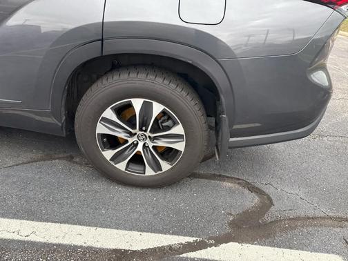 Magnetic Gray Metallic 2021 Toyota Highlander XLE